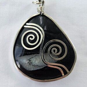 Wire wrapped quartz black and white agate pendant